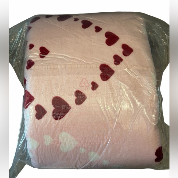 Victoria Secret Heart Cozy Fleece Throw Blanket - Picture 3 of 4